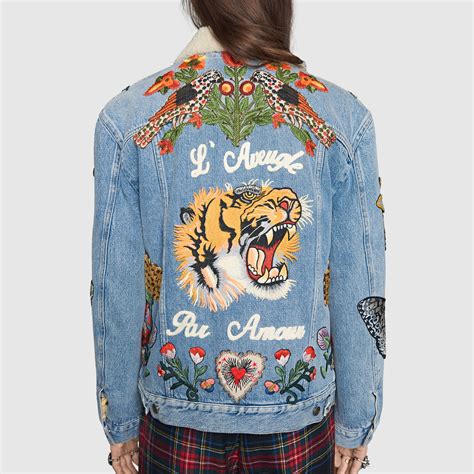 Gucci Tiger veste en denim avec broderie en bleu 